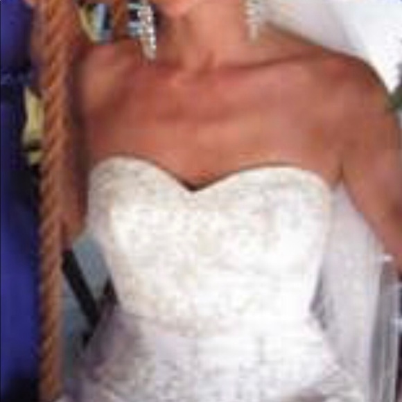 Wedding dress - Picture 3 of 6